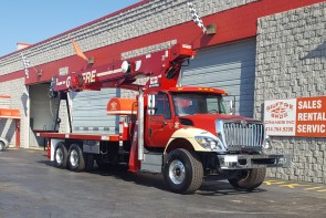 Terex BT4792 on 2017 International 7500 - Front curb side
